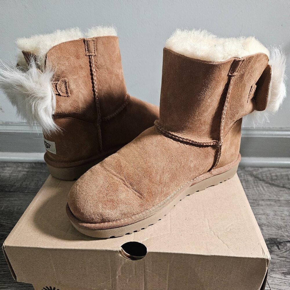 UGGS Fluff Bow Mini Size 8 NEW